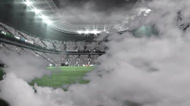 Sis, parlak ışıklar altında stadyumu kaplıyor ve gizemli bir animasyon atmosferi yaratıyor. Sisli, aydınlık, spor, olay, gece, eğlence
