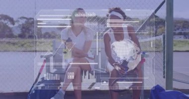 Dijital verilerle tenis kortunda oturan iki kadın animasyonu örtüyor. Teknoloji, spor, analiz, takım çalışması, etkileşimli, yenilik