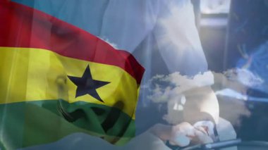 Gana bayrağı dalgalanması, bulutlu gökyüzü animasyon örtüsüyle telefonda konuşan kişi. Telekomünikasyon, konuşma, vatanseverlik, gök, atmosfer, iletişim