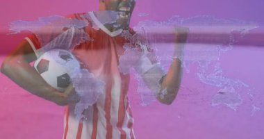 Arka planda dijital dünya haritasının animasyonuyla kutlama yapan futbolcu. atlet, kutlama, teknoloji, küresel, spor