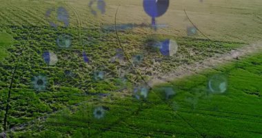 Dijital veri işleme animasyonu eşleşen yeşil alanların havadan görüntüsü. Teknoloji, tarım, kırsal, analitik, yenilik, insansız hava aracı