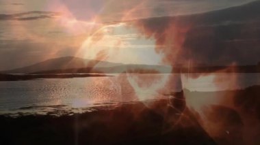 Sakin suyun üzerinde gün batımının canlandırılması soyut ışık desenleri sükunet yaratır. Doğa, sükunet, yansıma, alacakaranlık, ufuk, huzur