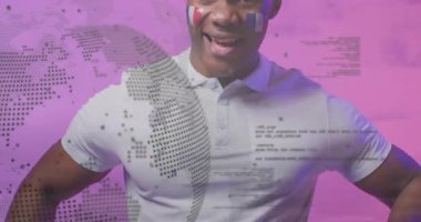 Yüz boyası ve dijital veri animasyonu olan adam mor arka planda. Teknoloji, yenilik, soyut, geleceksel, sanal, siber