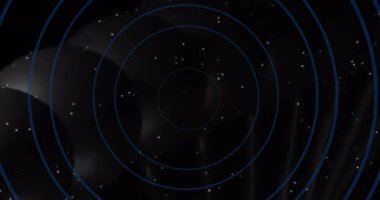Eşmerkezli daireler ve yıldızlar karanlık uzayda radar benzeri bir animasyon yaratıyor. Soyut, dijital, geometrik, teknoloji, fütüristik, grafik