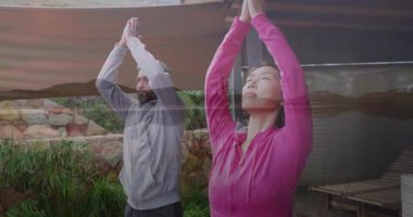 Elleri dua pozisyonunda olan iki kişi dışarıda yoga yapıyor. Meditasyon, farkındalık, sağlık, rahatlama, sükunet, sükunet