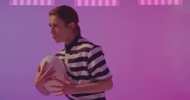 Çizgili gömlek giymiş, pembe ve mor renkli animasyon geçmişi olan biri. Moda, soyut, renkli, canlı, dijital sanat, modern