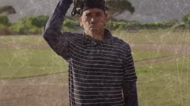 Beyzbol eldiveni tutan, ağ bağlantıları olan bir adam arka planda animasyon örtüşüyor. spor, teknoloji, bağlantı, atlet, yenilik, dijital