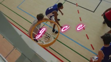Sahada, yüksek skorlu animasyon metni pembeyle kaplanmış basketbol oyuncuları var. spor, rekabet, canlı, grafik tasarımı