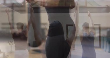 Stüdyoda, insanlar hareket halindeki dansçıların animasyonlarıyla bale yapıyorlar. hareket, performans, koreografi, sanatsal