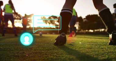 Sahada, futbolcular dijital iletişim ikonlarının animasyonlarıyla etkileşime giriyorlar. Teknoloji, spor, takım çalışması, bağlantı, yenilik, etkileşim