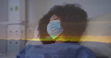 Maske takmış ve dinleniyor, kadın günbatımı animasyonuyla hastanede yatıyor. Sağlık, iyileşme, sağlık, koruma, güvenlik, hasta