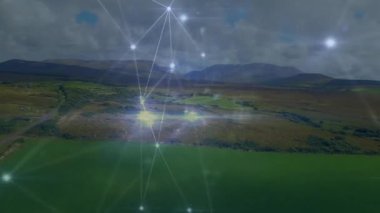 Manzaranın üzerindeki bağlantılar ve veri işleme animasyonu ağı. Teknoloji, dijital, iletişim, fütüristik, bağlantı, görselleştirme