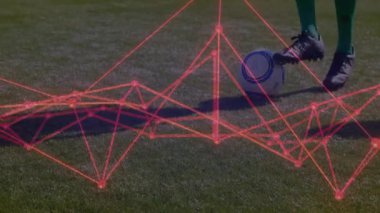 Futbolcu çimenli alanda dijital ağ animasyonuyla topa vuruyor. Spor, teknoloji, yenilik, futbol, ağ, bağlantı