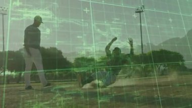 Yeşil dijital şebeke ile beysbol oynayan iki kişi animasyonu örtüyor. Spor, oyun, takım çalışması, dinamik, aksiyon, alan