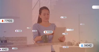 Evde tablet kullanan kadın sosyal medya bildirimleri animasyonu örtüyor. Teknoloji, dijital, iletişim, bağlantı, ağ, çevrimiçi