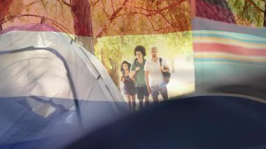 Ormanda yürürken, renkli animasyon örtüsü olan bir grup arkadaş. Doğa, macera, arkadaşlık, eğlence, yürüyüş, açık hava