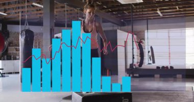 Spor salonunda egzersiz yapan, bar grafiği ve çizelgesi olan bir kadın. Fitness, egzersiz, teknoloji, analiz, veri, izleme