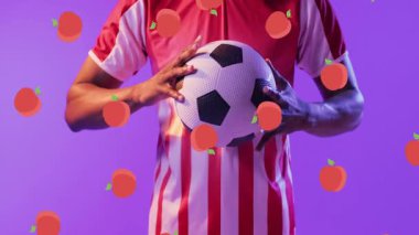 Futbol topu tutuyor, pembe arka planda animasyon şeftalisi olan oyuncu. Spor, atlet, takım çalışması, illüstrasyon, canlı