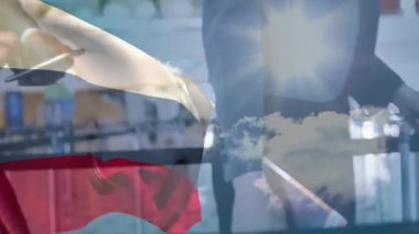 Pasaportu bayrak üstünde, elleri havaalanı terminalinde animasyon arka planında. Seyahat, uluslararası, yolculuk, göç, macera, turizm