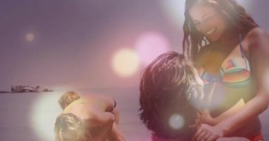 Sahilde renkli ışık efektleri olan çiftler neşeli animasyon anları yaratıyorlar. Tatil, romantizm, günbatımı, tasasız, hayat dolu, boş zaman