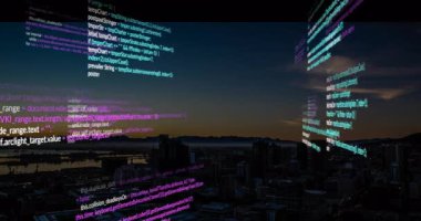 Günbatımında şehir manzarası renkli programlama kodu animasyon teknolojisi temalı. kodlama, kentsel, yenilik, dijital, fütüristik, gece