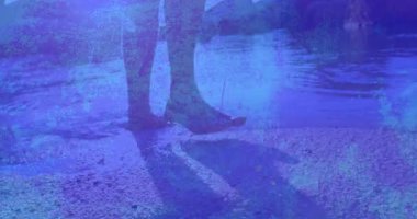 Soyut animasyon desenleriyle dokulu mavi yüzeyde yalınayak yürümek. hareket, tasarım