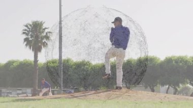 Beyzbol atıcısı sahada canlı bağlantı ağıyla top atıyor. spor, takım çalışması, rekabet, dijital, teknoloji