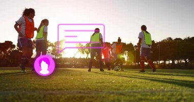 Dijital animasyon kaplamalarıyla sahada futbol oynayan genç sporcular. Spor, rekabet, takım çalışması, gençlik, teknoloji, atletizm