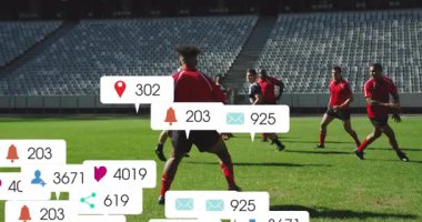 Rugby oyuncuları sahada, sosyal medya bilgilendirme animasyonlarıyla eylemi örtbas ediyorlar. Spor, atletizm, etkileşim, dijital, sosyal bağlantı, takım çalışması