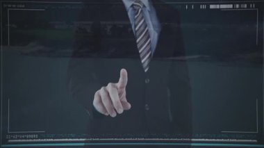 Günbatımı manzarasında dijital beyin animasyonu olan bir iş adamı. Teknoloji, yenilik, gelecek, konsept, vizyon sahibi, yapay