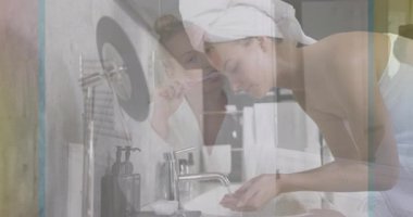 Diş fırçalamak, yüzünü yıkamak, banyo lavabosunda havlu kullanan bir kadın. Hijyen, cilt bakımı, bakım, rutin temizlik, sabah