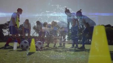 Sahada antrenman, dijital ağ verilerinin animasyonuyla futbol oyuncuları. Futbol, spor, takım çalışması, teknoloji, hareket, yenilik