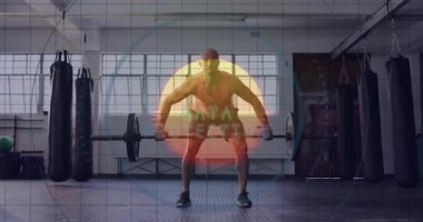 Adam spor salonunda dijital arayüz animasyonu ile ağırlık kaldırıyor. Fitness, egzersiz, egzersiz, teknoloji, yenilik, güç