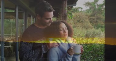 Çift verandada sabah kahvesinin keyfini çıkarıyor ve gündoğumu animasyon örtüsü var. Rahatlama, sükunet, yaşam tarzı