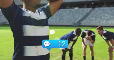 Sahada, animasyon sohbet baloncukları ve 47 numara üst üste binen rugby oyuncusu. Spor, takım, atlet, yarışma, aksiyon, iletişim