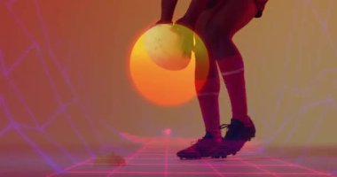 Rugby oyuncusu gün batımında topu tutuyor ve animasyon efekti üst üste biniyor. atlet, spor, aksiyon, siluet