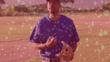 Beyzbol oyuncusu sahada, etrafında renkli baloncuklar uçuşuyor. Spor, atlet, kaprisli, eğlenceli, açık hava, oyun alanı