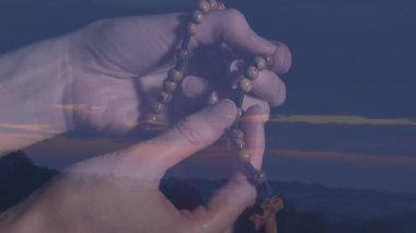 Dua boncuklarını tutmak, hareketli günbatımı manzarasını yansıtan eller. Meditasyon, maneviyat, sükunet, yansıma, huzur, uyum.