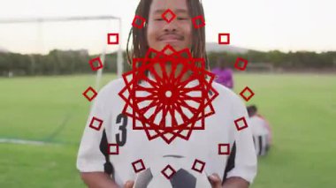 Futbol topu tutmak, sahada takım arkadaşlarıyla gülümseyen oyuncu, animasyon örtüsü. Takım çalışması, sportmenlik, rekabet, eğlence, arkadaşlık, açık hava