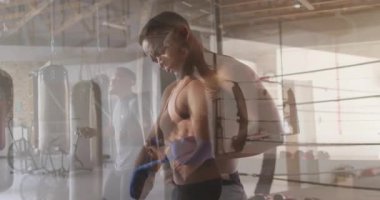 Spor salonunda, boksör eğitiminde kum torbasıyla, birden fazla pozlama ile animasyon yaratarak. Boks, fitness, egzersiz, sporcu, egzersiz, hareket