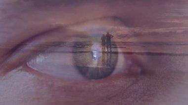 Gün batımının animasyonu, plajda duran sakin bir çift olarak gözümüze yansıyor. yansıma, romantizm, sükunet, okyanus, dalga, manzara