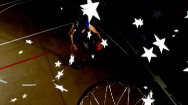 Basketbolcu okulun spor salonunu çevreleyen yıldızlarla smaç basıyor. Sporcu, spor, yarışma, smaç, spor salonu, zafer