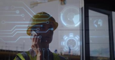 Akıllı telefon kullanarak, inşaat işçisi iş yerinde gelecekteki veri animasyonlarını izliyor. Teknoloji, yenilik, dijital, endüstri, mühendislik, artırılmış