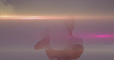 Omuzlarında kadın taşıyan, renkli animasyon çizgileriyle çevrili bir adam. Kutlama, festival, canlı, enerjik, hareketli, soyut