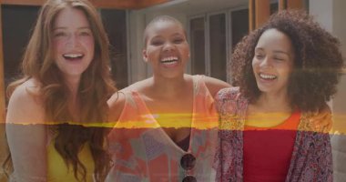 Gün batımı animasyonlu üç kadın sıcak atmosfer yaratarak kucaklaşıp gülümsüyor. Arkadaşlık, bağ, mutluluk, birlik, rahatlama, sıcaklık.