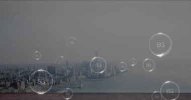 5G ve 6G ağ kabarcıkları şehrin silueti üzerinde animasyon tarzında yüzüyor. Teknoloji, iletişim, dijital, yenilik, bağlantı, fütüristik