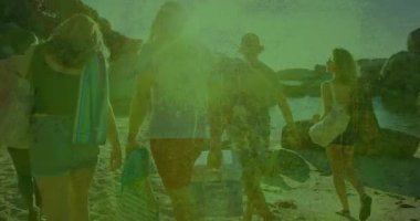 Kumlu yolda yürüyen insanlar, yeşil animasyon efektli plaj malzemeleri taşıyan insanlar. Yaz, tatil, açık hava, eğlence, animasyon, boş zaman