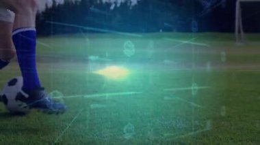 Yeşil sahada futbol topunu tekmelemek, dijital dolar işareti animasyonu kaplamak. para birimi, teknoloji, hareket, spor, finans