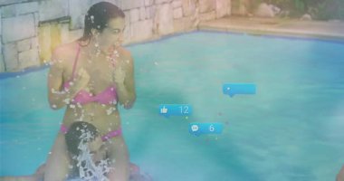 Okulda, sosyal medya simgeleriyle havuzda yüzen insanların animasyonu. dijital, sanal, etkileşim