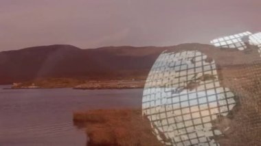 Gün batımında dingin göl ve dağ manzarasını kaplayan şebeke desenlerinin animasyonu. Doğa, günbatımı, sükunet, arkaplan, manzara